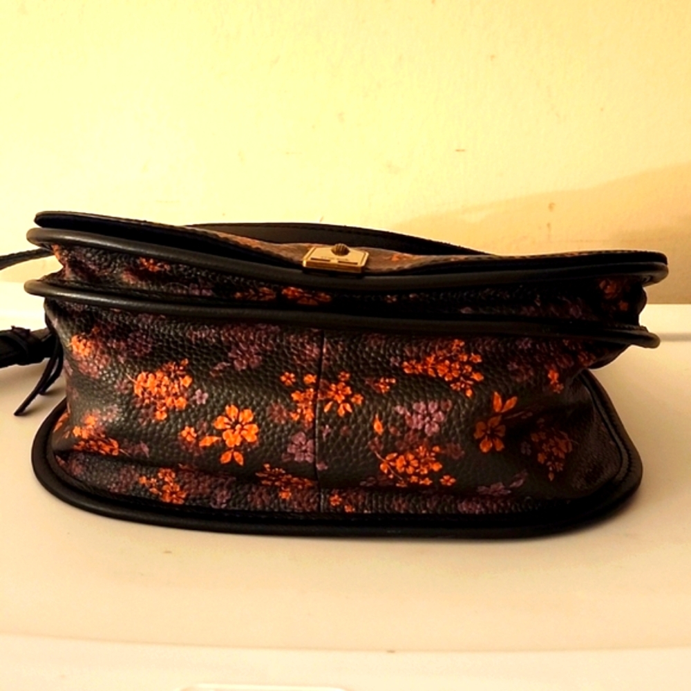 The Sak Leather Saddle Bag w/Free Sak Earrings - Picture 9 of 14